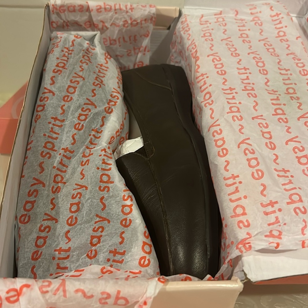 Easy Spirit Devitt Women’s leather flats 8.5 W Brown